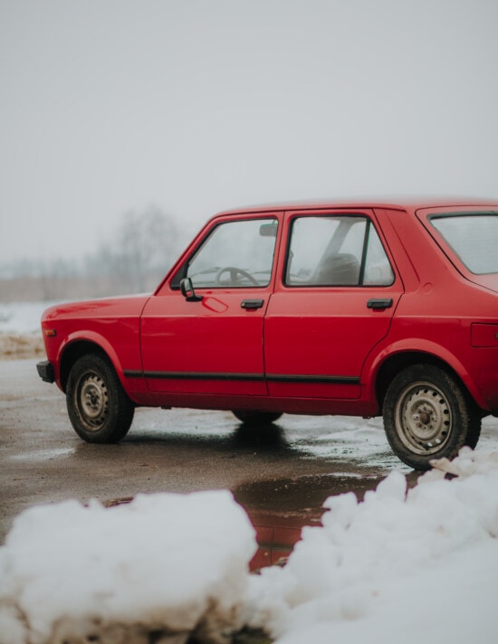 nevado, porción del estacionamiento, niebla, sedán, rojo, coche, frío, nieve, escarchado, vehículo