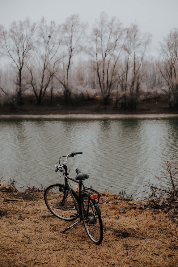 río, orilla del río, negro, bicicleta, mal tiempo, Otoño, viento, lago, junto al lago, paisaje