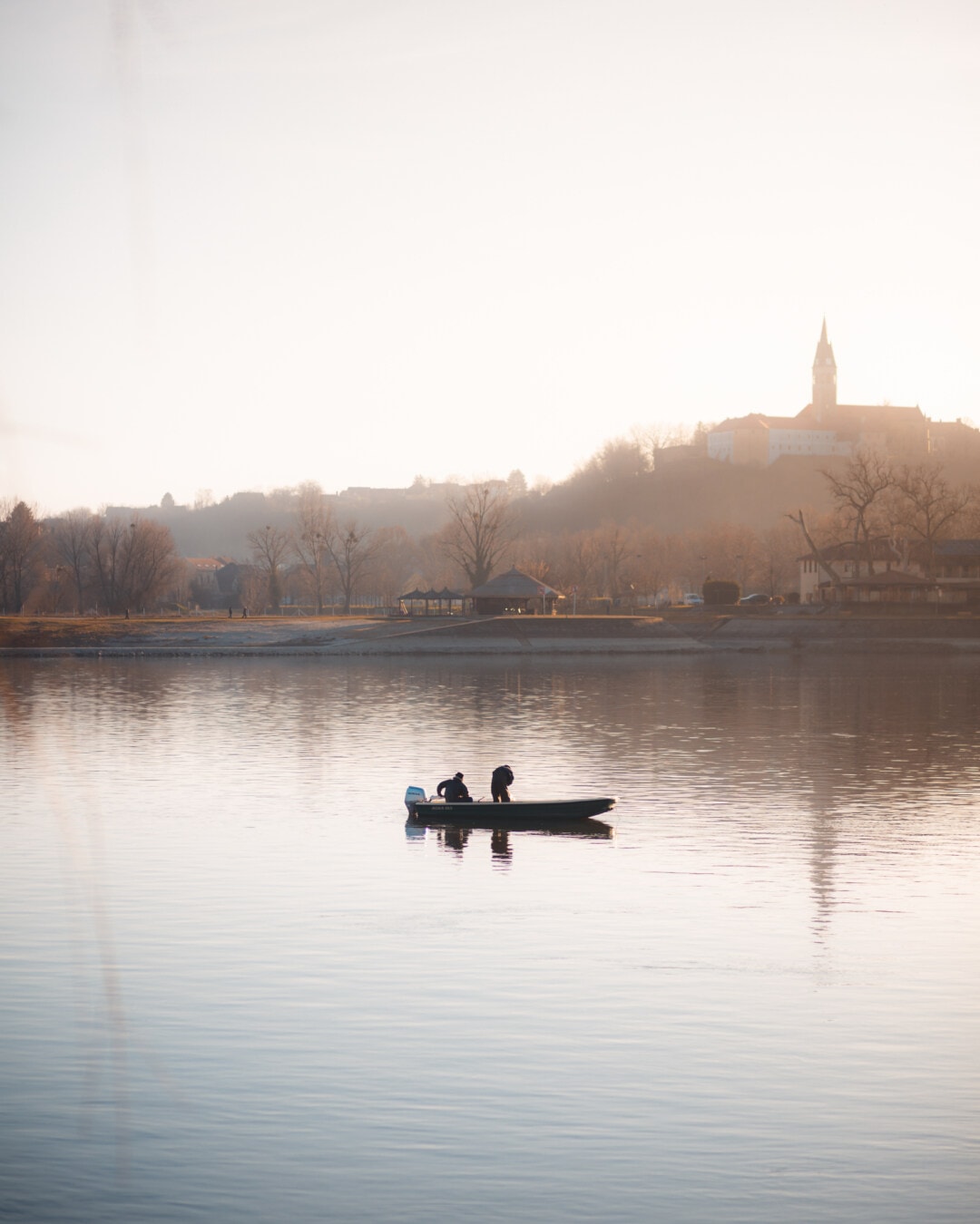 pêcheur, rivière, Hommes, bateau, brume, matin, aube, eau, réflexion, brouillard