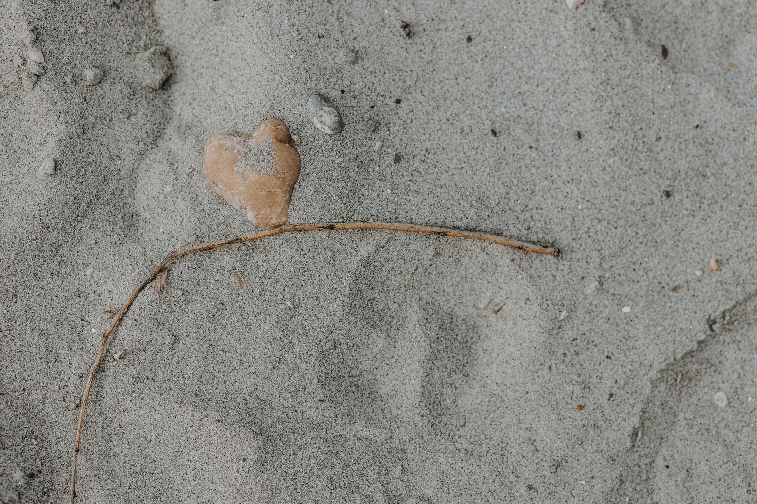 free-picture-heart-shape-stone-sand-texture-beach-rock-abstract