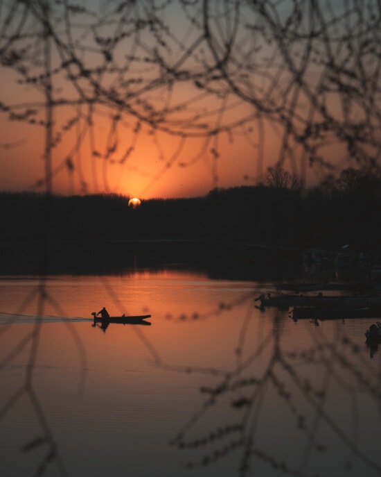 amurg, pe malul lacului, soare, portocaliu galben, silueta, barca de pescuit, apus de soare, apa, seara, zori de zi