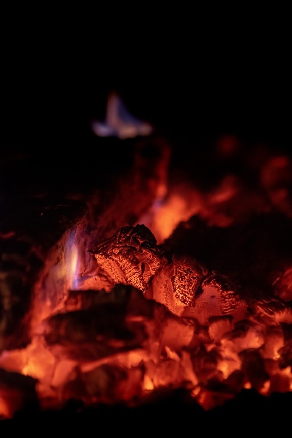Ignite, dichtbij, brand, brandhout, vlammen, houtskool, duisternis, nacht, kampvuur, branden