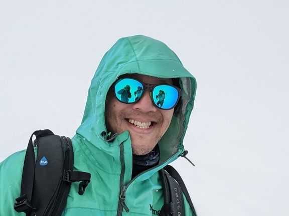 čovjek, skijaš, nasmijano, portret, sunčane naočale, zima, hladno, snijeg, zabava, priroda