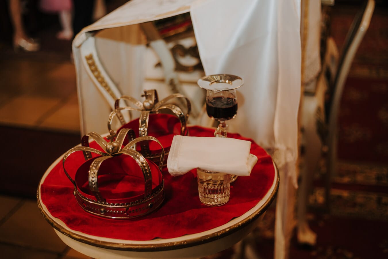 religie, orthodoxe, ceremonie, doop, gouden gloed, kroon, rode wijn, tafel, luxe, binnenshuis