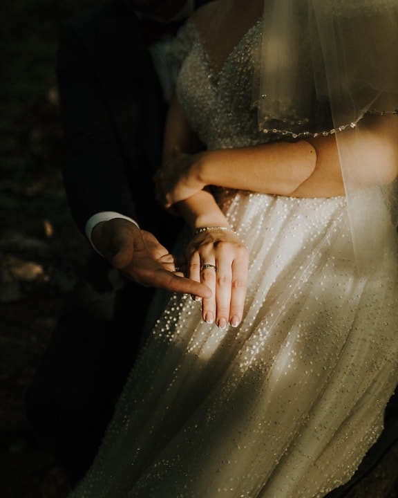 tenersi per mano, ombra, sposo, sposa, anello di nozze, vestito da sposa, ragazza, moda, vestito, donna