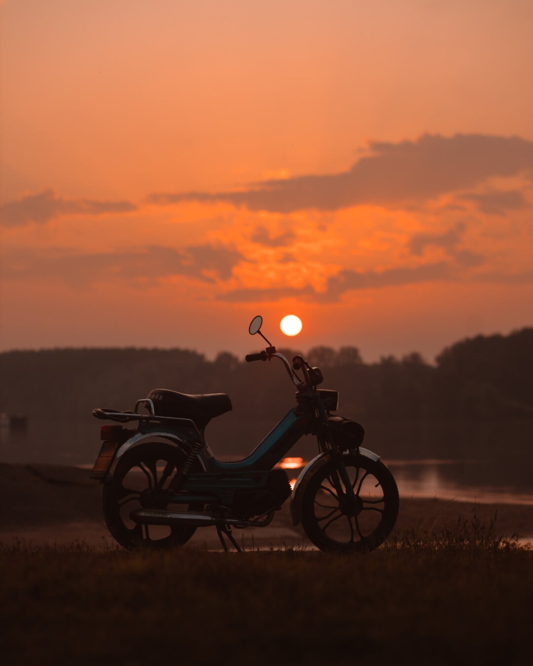 мопед, мотоцикл, с подсветкой, силуэт, закат, вечер, пейзаж, на берегу озера, рассвет, транспортное средство