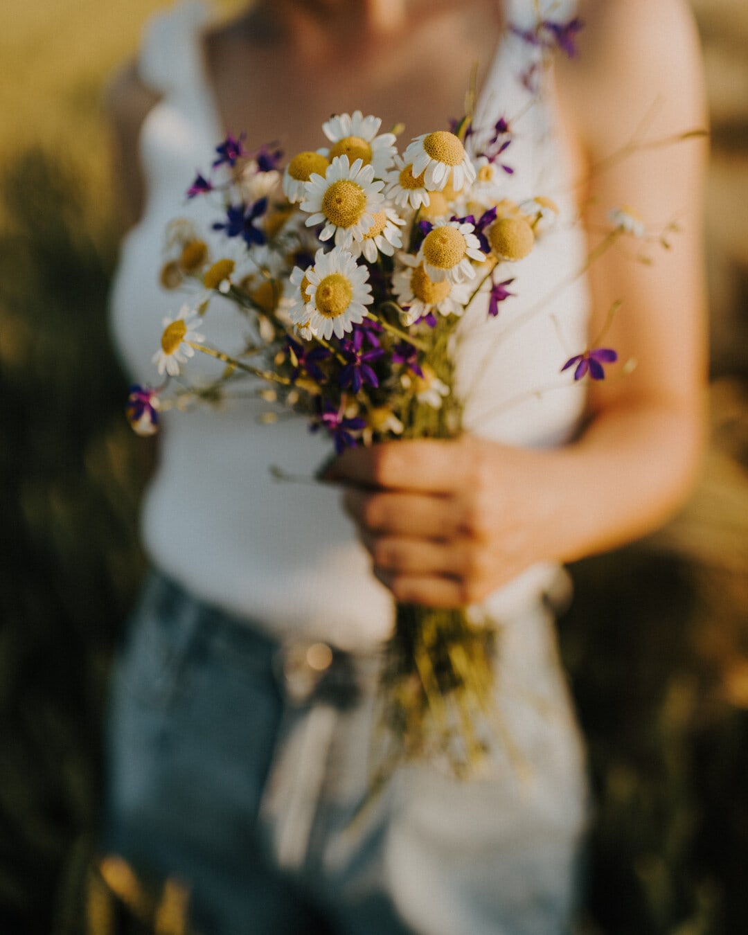 giovane donna, Holding, bouquet, camomilla, fiore selvaggio, fiori, verticale, ragazza, estate, natura