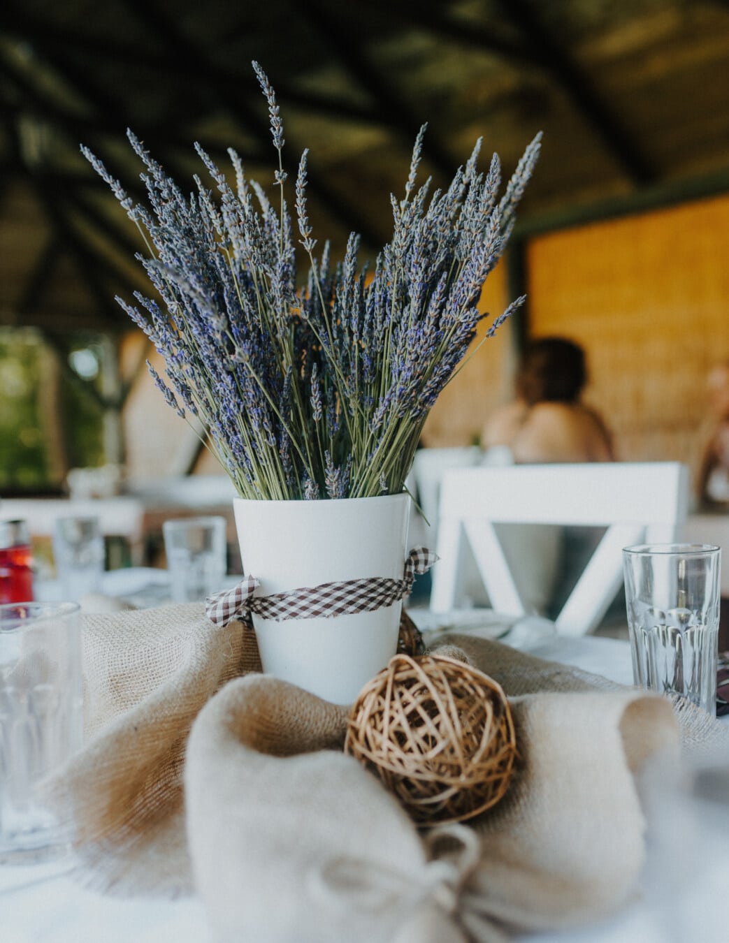 Still-Leben, Blumen, Lavendel, weiß, Vase, schick, elegant, Jute, Restaurant, Essbereich