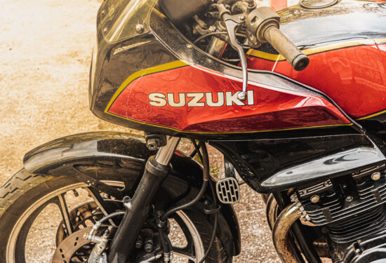 Suzuki, metalíza, tmavo červená, motocykel, motorka, volant, motor, vozidlo, klasický, retro