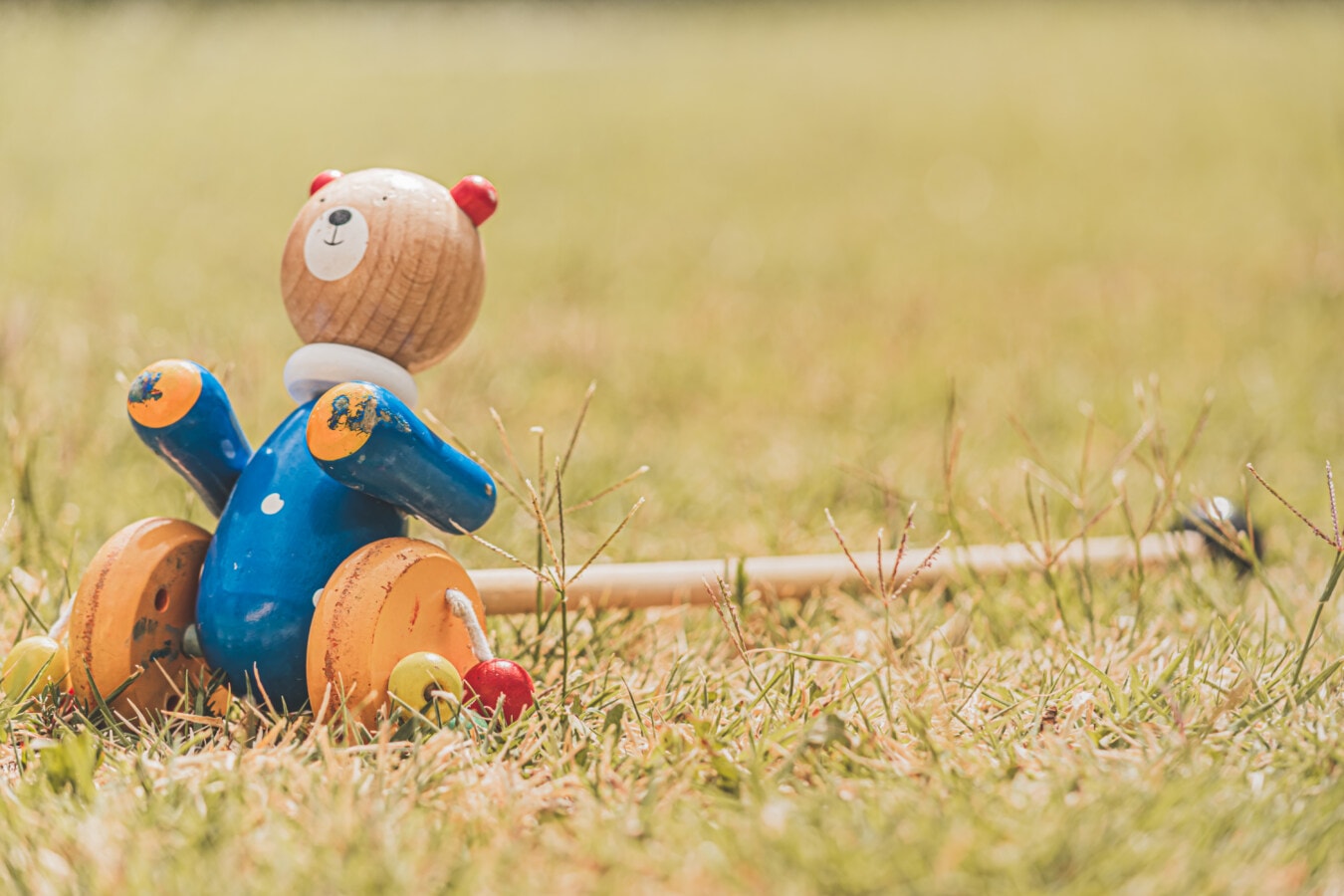 de madeira, brinquedo, urso, colorido, feito à mão, ensolarado, grama, ao ar livre, verão, em miniatura
