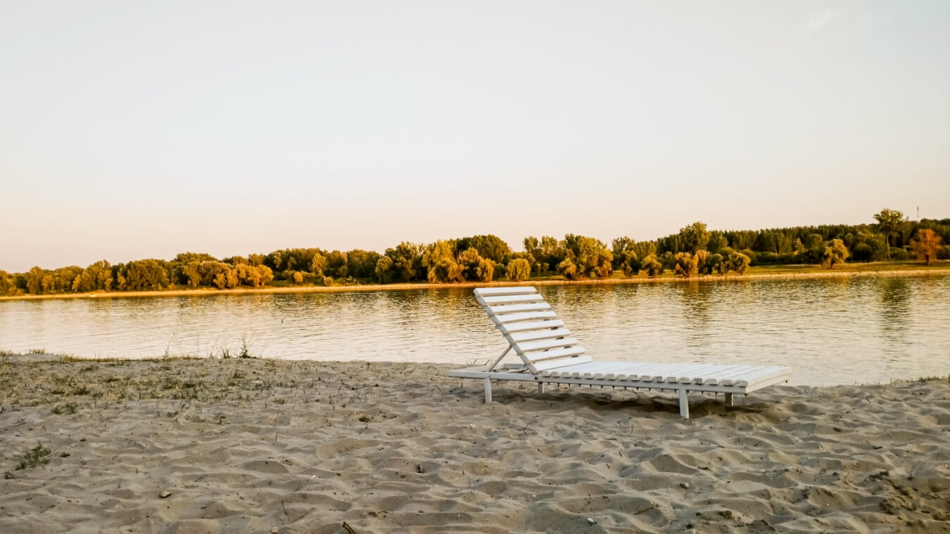 夏のシーズン, ビーチ, 椅子, 白, 川岸, 砂, レイクサイド, 水, 湖, ショア