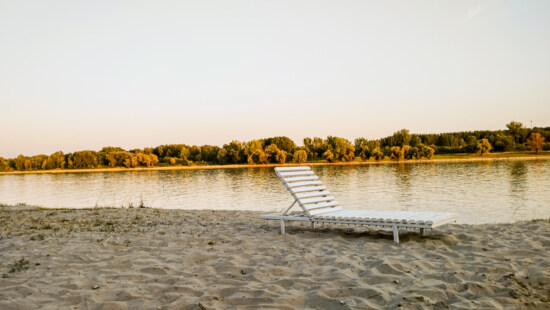 l'été, plage, chaise, blanc, berge, sable, au bord du lac, eau, lac, rive