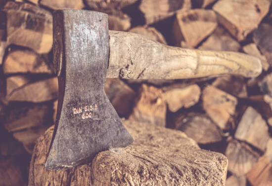 手作り, 鋳鉄製, 斧, 薪割り, 手のひらツール, 木材, スタック, 農村, 伝統的です, 多く