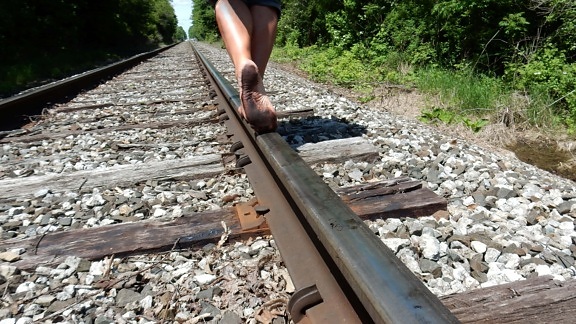caminhando, homem, ferroviário, estrada de ferro, sujo, com os pés descalços, faixa, pés, estrada de ferro, cascalho