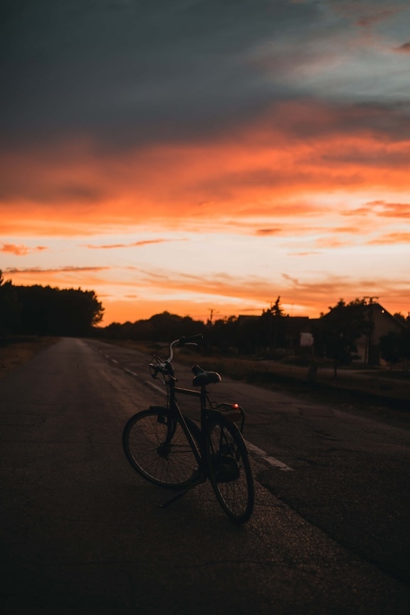 dramático, pôr do sol, vermelho escuro, nuvens, estrada, bicicleta, nascer do sol, amanhecer, paisagem, noite