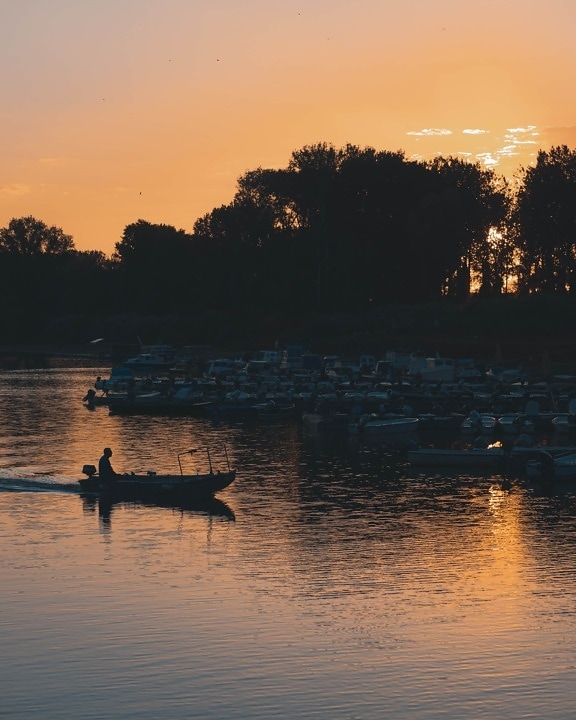 barco por el río, orilla del río, Puerto, pescador, retroiluminada, reflexión, junto al lago, agua, puesta de sol, Costa
