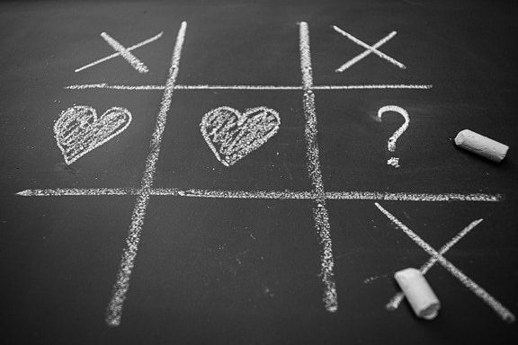 ljubavni problem, Iks-Oks igra, školska ploča, kreda, srce, znak pitanja, pisanje, simbol, crno, strategija