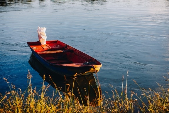 oude, vissersboot, donkerrood, oever, met gras begroeide, oever van de rivier, boot, water, meer, rivier