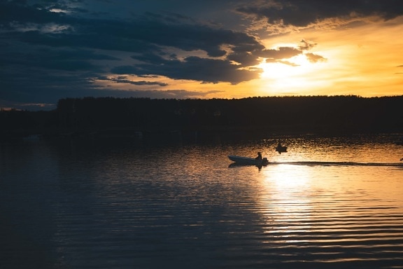 nuages, bleu foncé, silhouette, bateau de pêche, coucher de soleil, rétro-éclairé, eau, lac, réflexion, aube