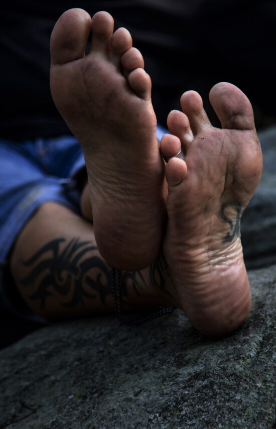 stopy, boso, nogi, tatuaż, palec, piękne, siedząc, mężczyzna, kamień, brudne