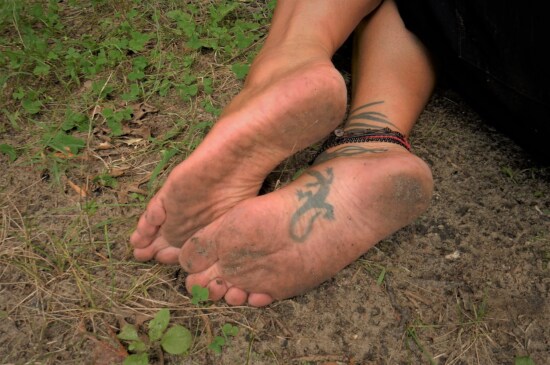 Ben, fødder, barfodet, jorden, æglæggende, jord, tatovering, beskidt, udendørs, foden