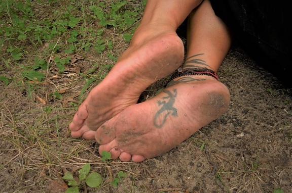πόδια, πόδια, ξυπόλυτος, έδαφος, τοποθέτηση, χώμα, τατουάζ, βρώμικο, σε εξωτερικό χώρο, πόδι