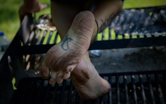 homem, com os pés descalços, pernas, escadas, escalada, pé, tatuagem, pegadas, pés, sujo