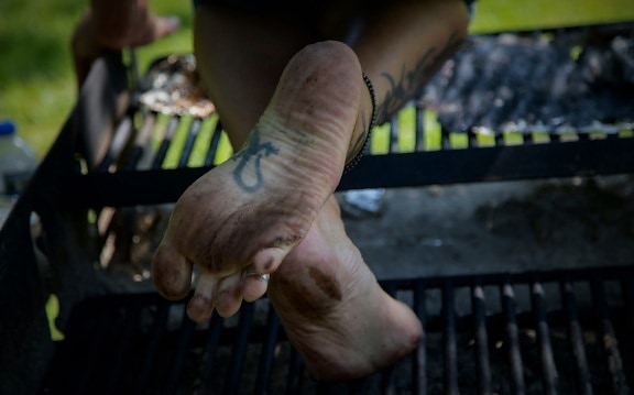 uomo, a piedi nudi, gambe, scale, arrampicata, piedi, tatuaggio, impronte, piedi, sporco