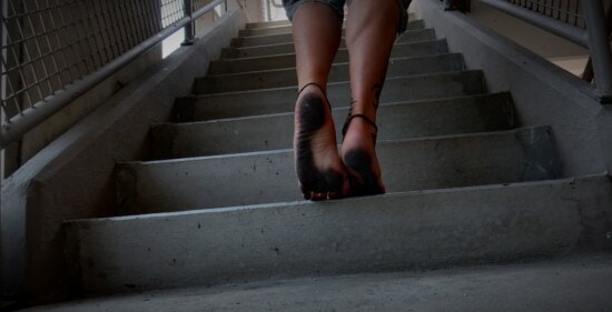 osoba, bos, penjanje, stepenice, noge, korak, prljavo, stubište, noge, beton