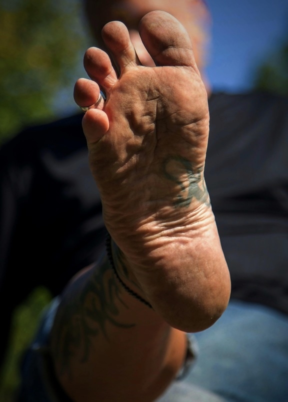 nohy, zblízka, naboso, muži, kůže, prst, prsten, tetování, otisk prstu, noha