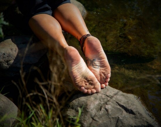 pies descalzos, hombre, río rocoso, rocas, al aire libre, pies, soleado, día, dedo del pie, corriente