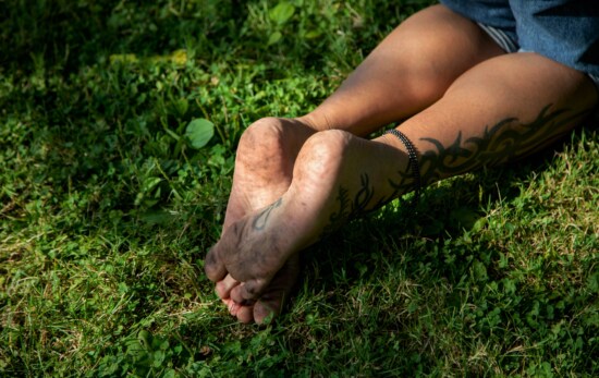 belle, tatouage, jambes, pieds nus, homme, pelouse, prairie, l'herbe verte, sale, fermer