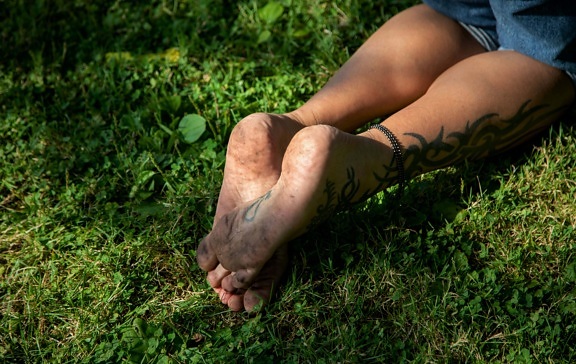 美丽, 纹身, 腿, 赤脚, 人, 草坪, 草地, 绿草, 脏, 近距离