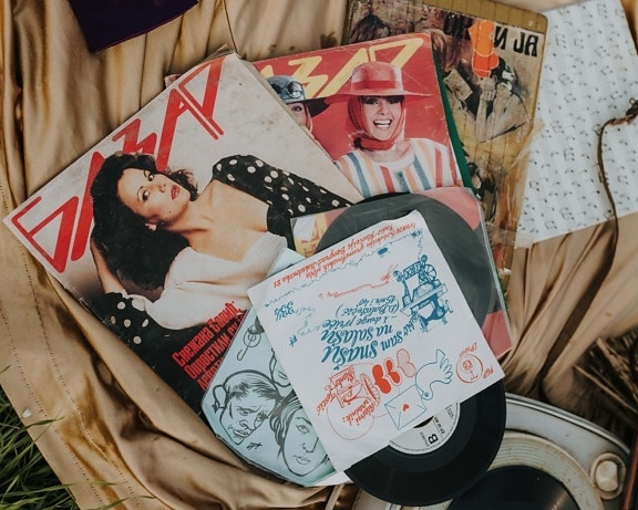 starinski, gramofonska ploča, nostalgija, stari stil, novine, starinsko, deka, detalji, staro, svila