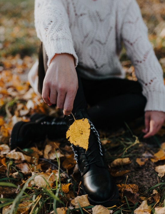 mladá žena, sedící, vlna, podzim, svetr, ruka, boty, příroda, list, žena