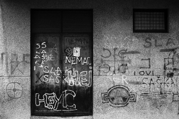 μαύρο και άσπρο, μπροστινή πόρτα, grunge, μεταλλικά, τοίχου, γκράφιτι, βανδαλισμός, παλιά, κείμενο, αρχιτεκτονική