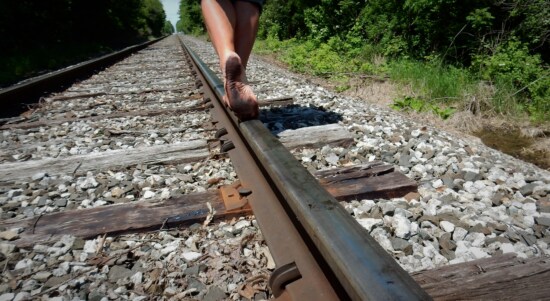 pies descalzos, persona, caminando, peligro, ferrocarril de, sucio, al aire libre, pies, ferrocarril, grava