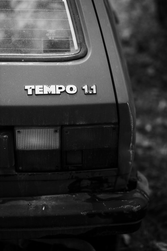 Zastava Yugo Tempo 1.1, staré auto, Juhoslávia, nárazník, Monochromatický, retro, vozidlo, klasický, opustené, čierna a biela