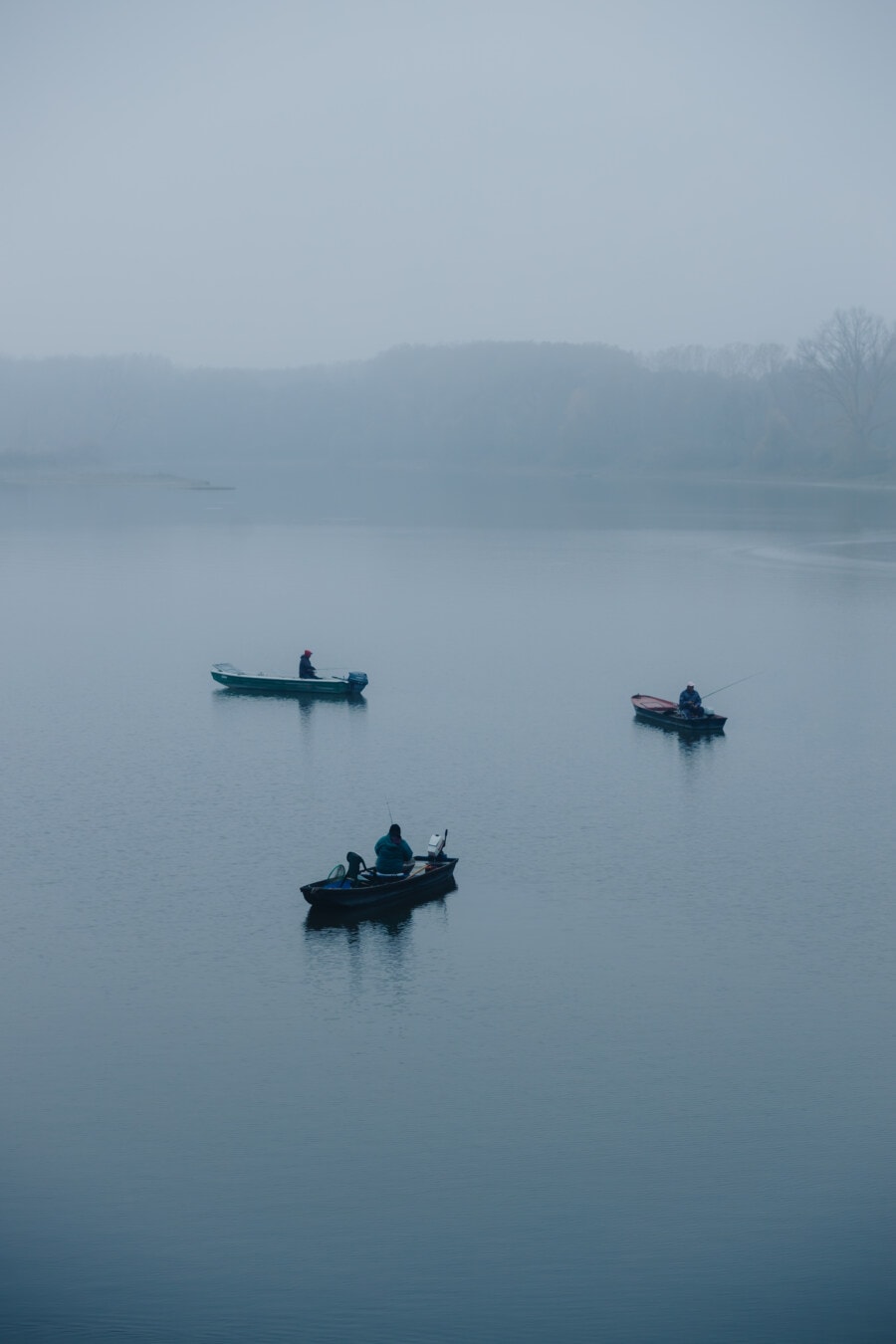 niebla, pescador, por la mañana, barco de pesca, junto al lago, hay niebla, otoño, barco, lago, agua