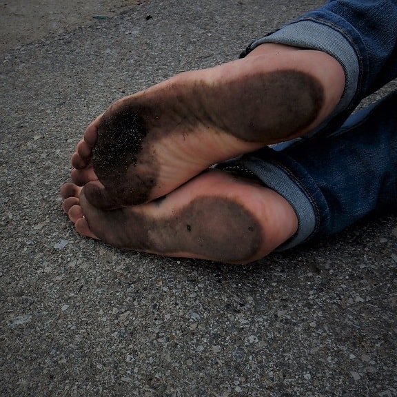 mand, barfodet, beton, æglæggende, denim, bukser, vej, jeans, fødder, beskidt