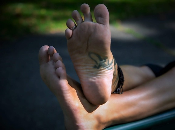 homem, relaxamento, com os pés descalços, pernas, pés, pé, descanso, ao ar livre, pele