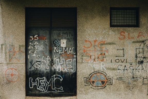 μπροστινή πόρτα, γκράφιτι, τοίχου, βανδαλισμός, εγκαταλειφθεί, ερειπωμένο, διακόσμηση, βρώμικο, αρχιτεκτονική, κείμενο