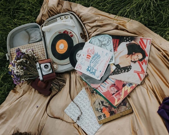 gramofonska ploča, kamera, novine, magazin, starinsko, piknik, staro, retro, glazba, nostalgija