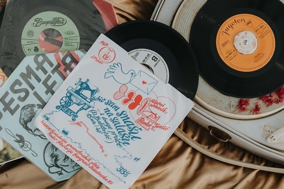 gramophone, vinyl plate, old fashioned, folk, music, album, analog, sound, money, retro