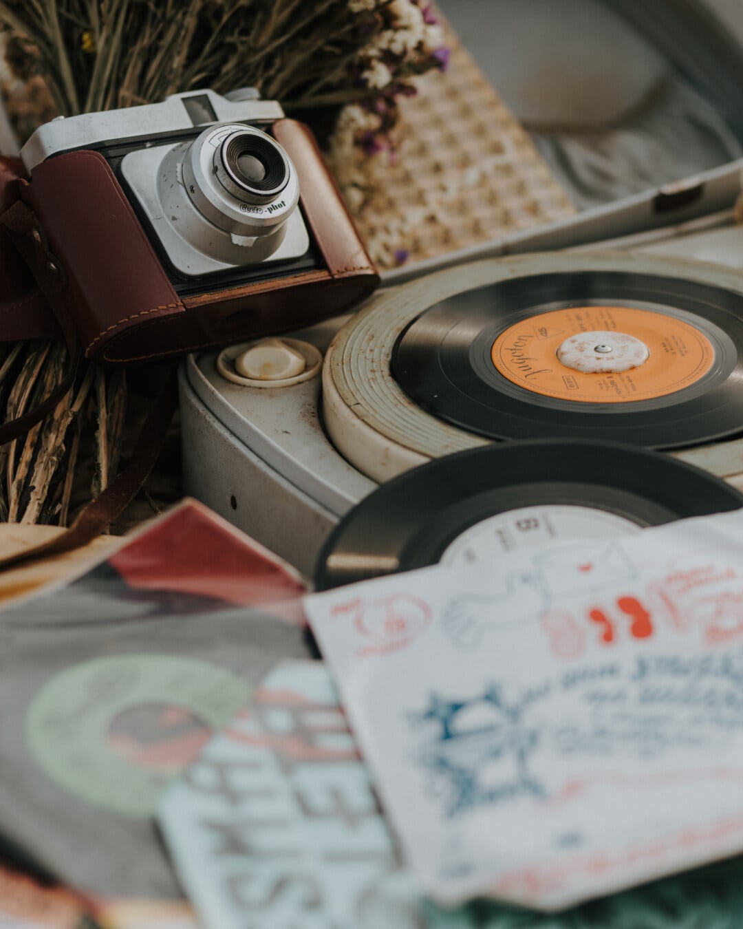 old fashioned, camera, gramophone, vinyl plate, music, old, retro, vintage, antique, still life