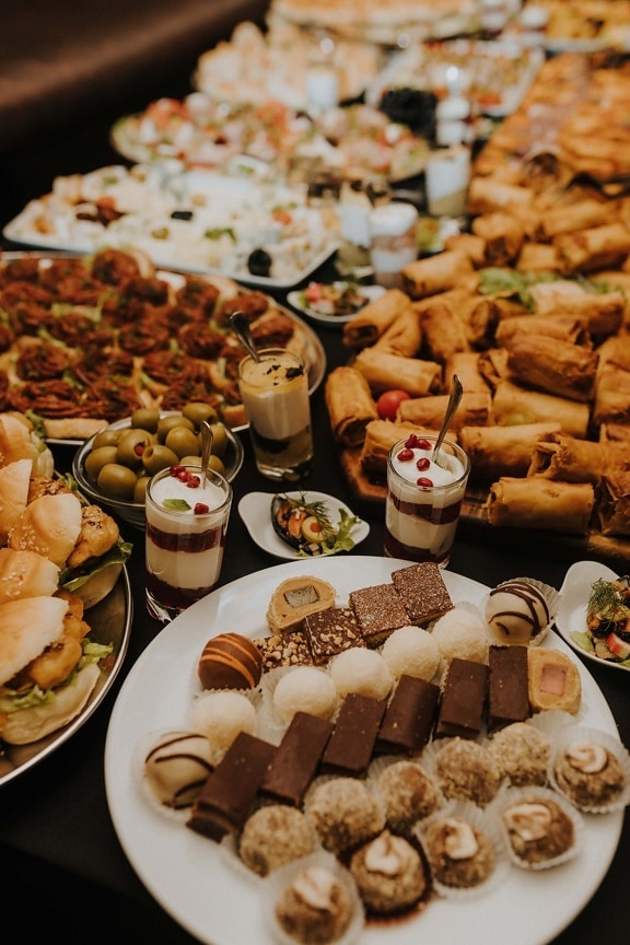 švedski stol, desert, pekarski proizvod, užina, puding, obrok, stol, restoran, banket, večera