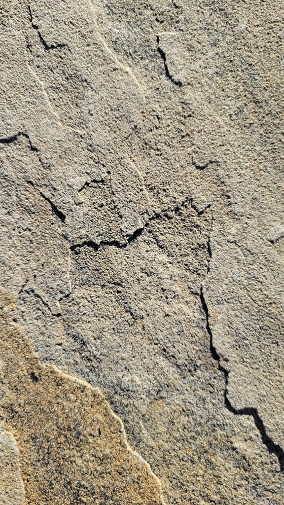 De oppervlaktetextuur van de rots met ruwe vuile stenen