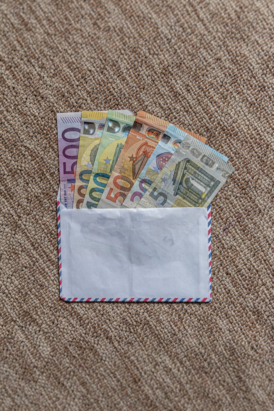 現金貯金が入った白い封筒には、買い物のためのお金が描かれています