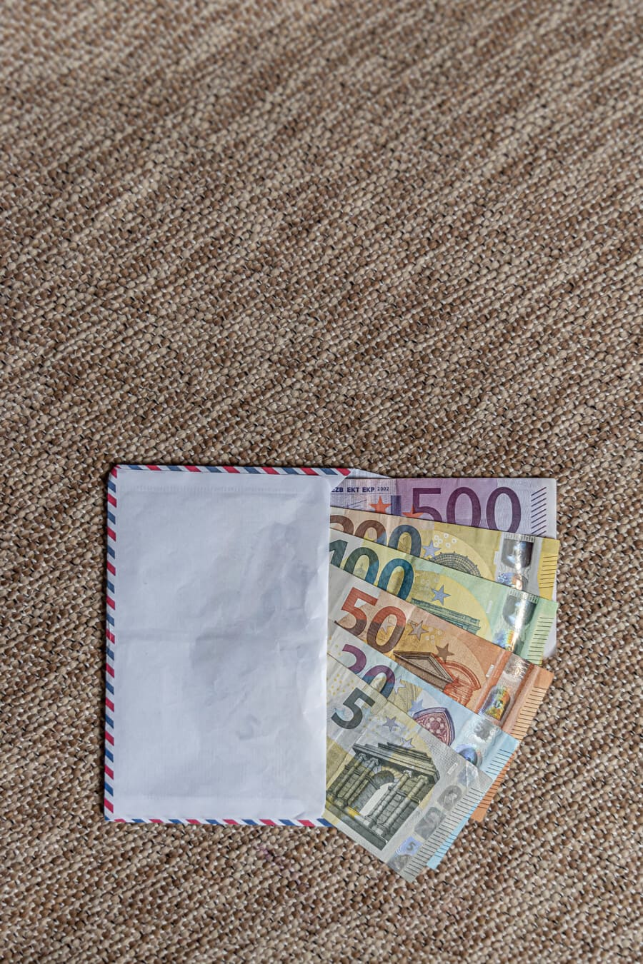 信封装(€5, €20, €50, €100, €200, €500)的欧盟纸币