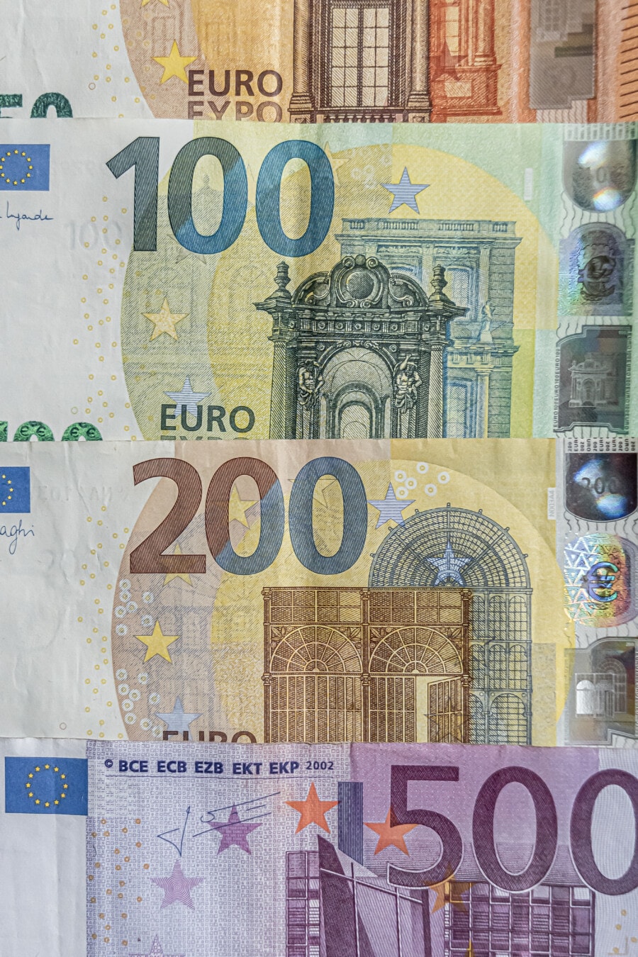 Cierre de billetes de papel moneda en euros (€50, €100, €200, €500)